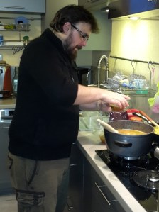 Cyril préparant le RASAM A LA TOMATE & AU TAMARIN